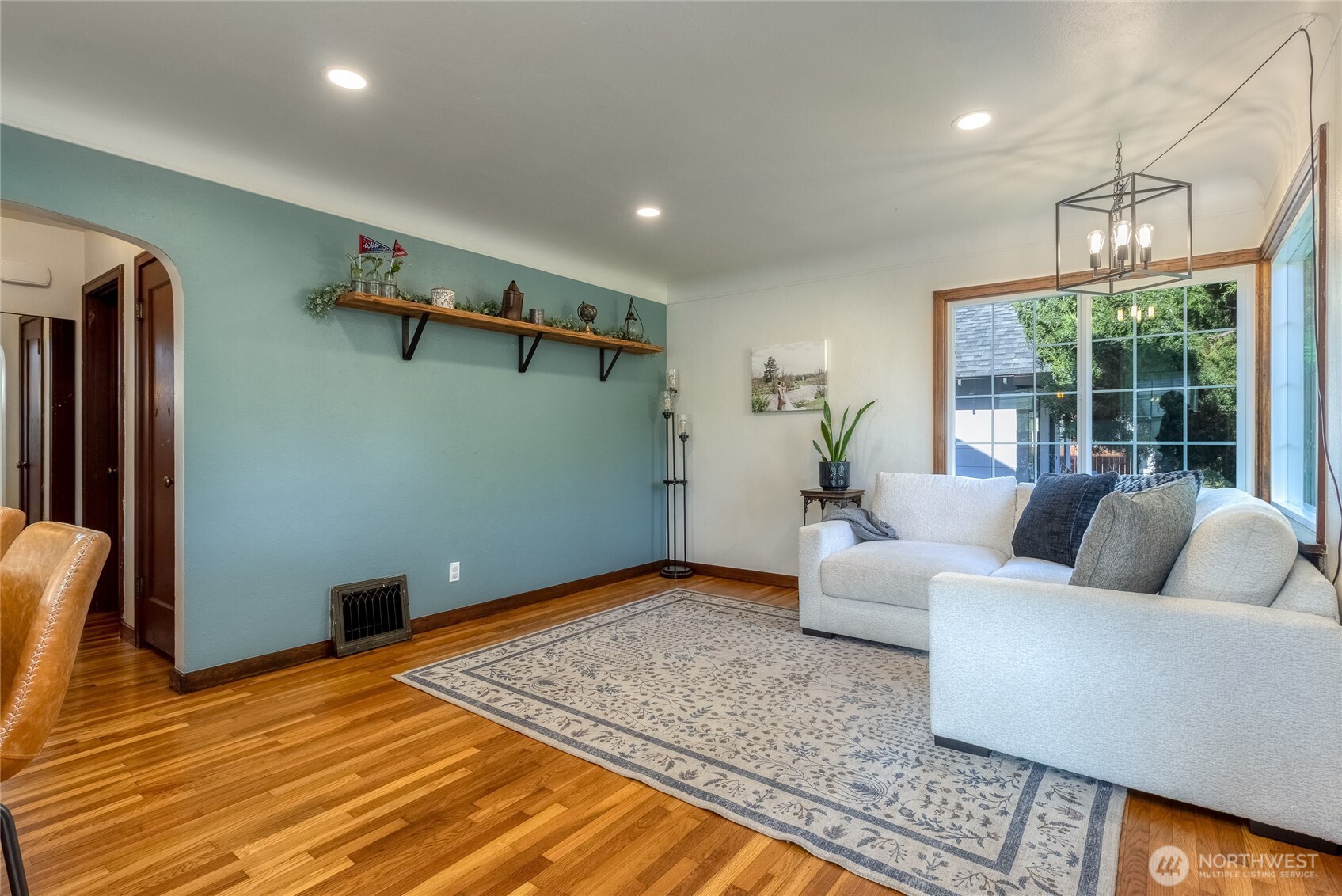 1028 University Street Walla Walla, WA 99362 - Photo 4 of 27 a living room with furniture and a ceiling fan