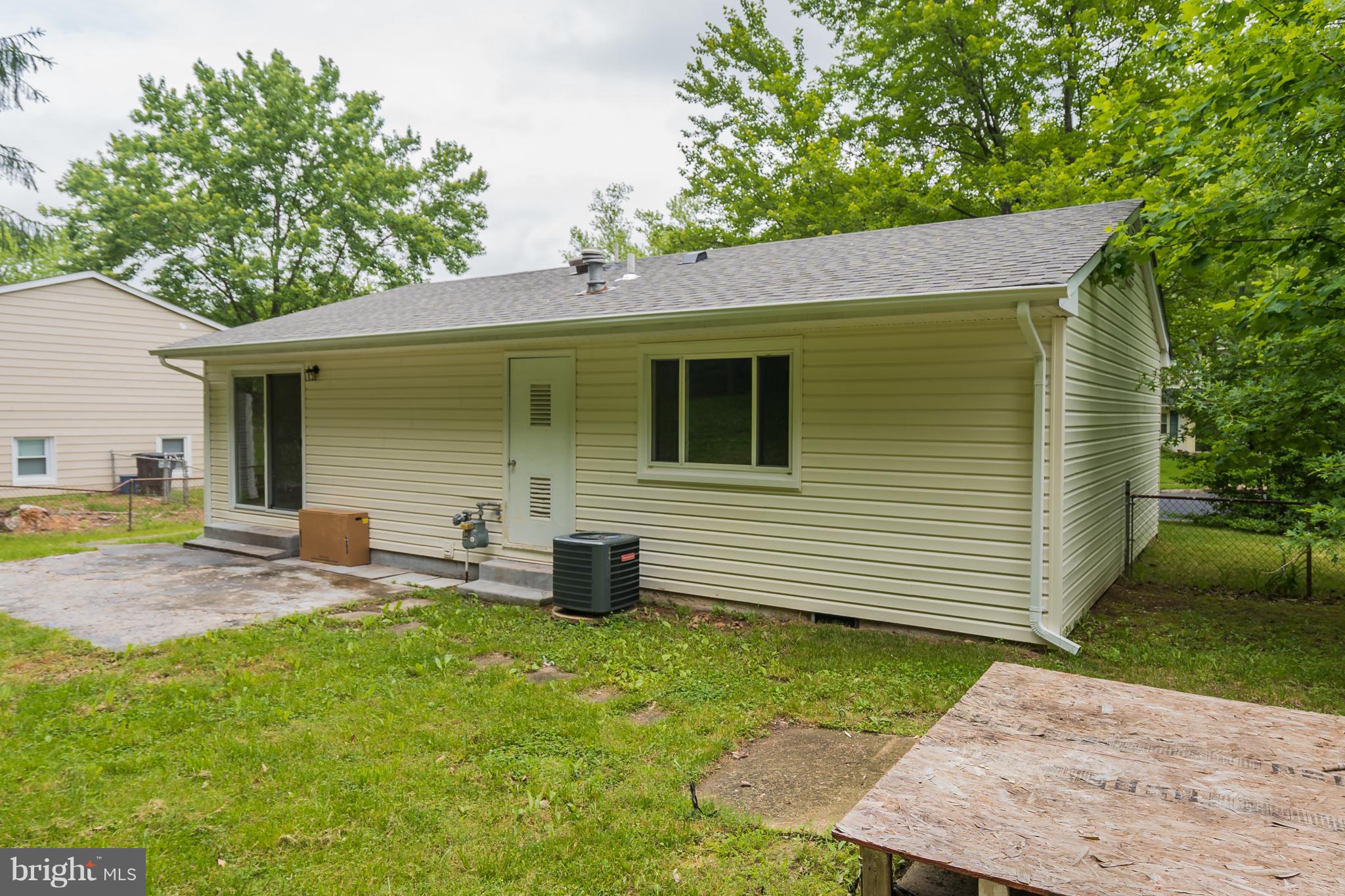 13116 Haddock Road Woodbridge, VA 22193 - Photo 18 of 18 Exterior (Rear)