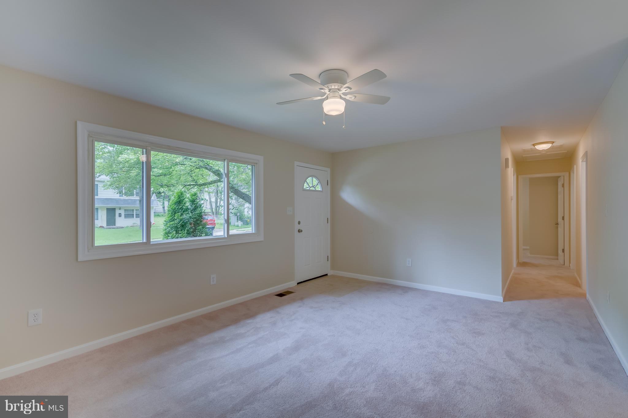 13116 Haddock Road Woodbridge, VA 22193 - Photo 8 of 18 Living Room