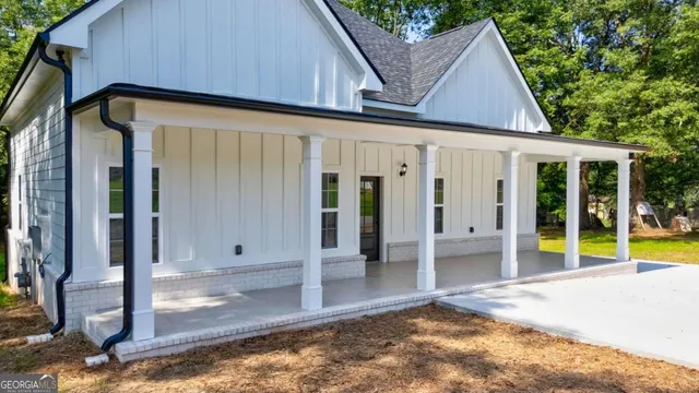 a view of a house with backyard and porch