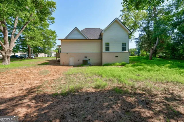 a view of a house with yard and tree s