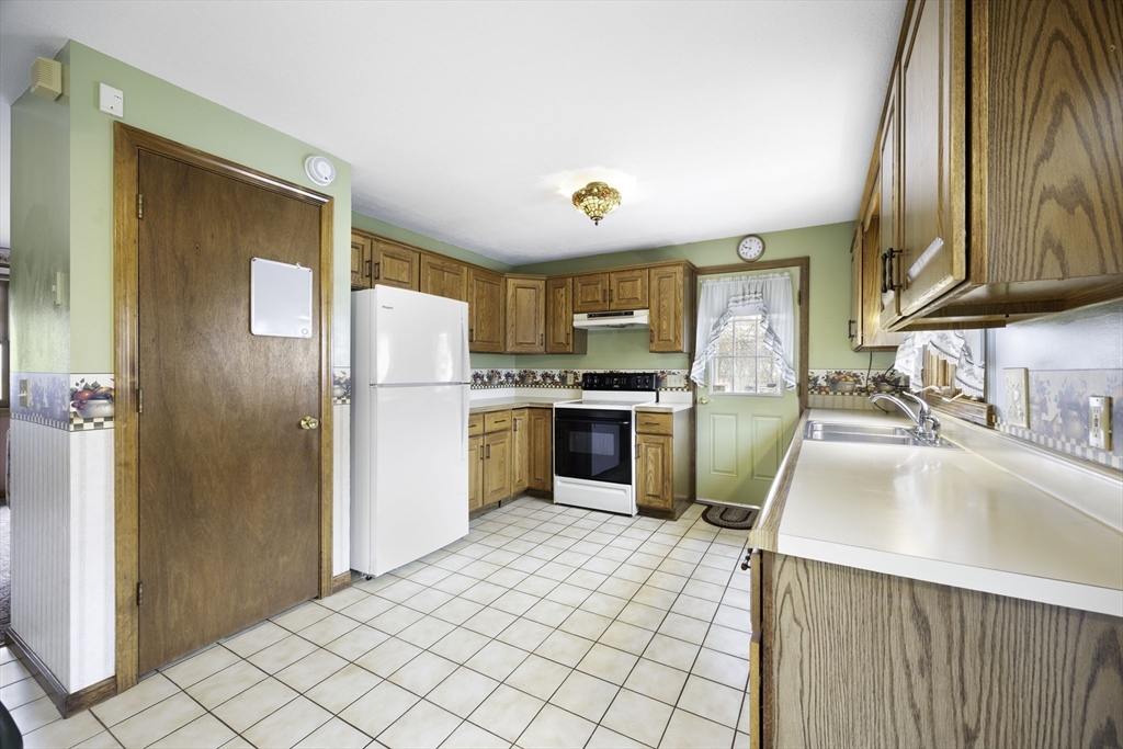 73 Gardner Road Chicopee, MA 01013 - Photo 3 of 31
