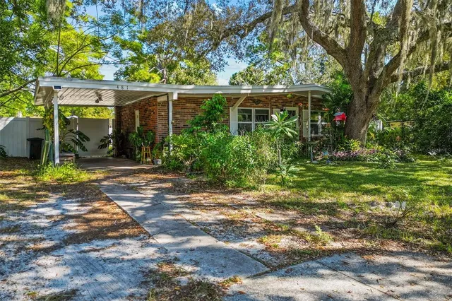 a view of a house with yard and plants