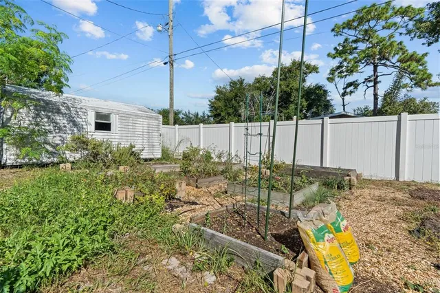 a view of a backyard