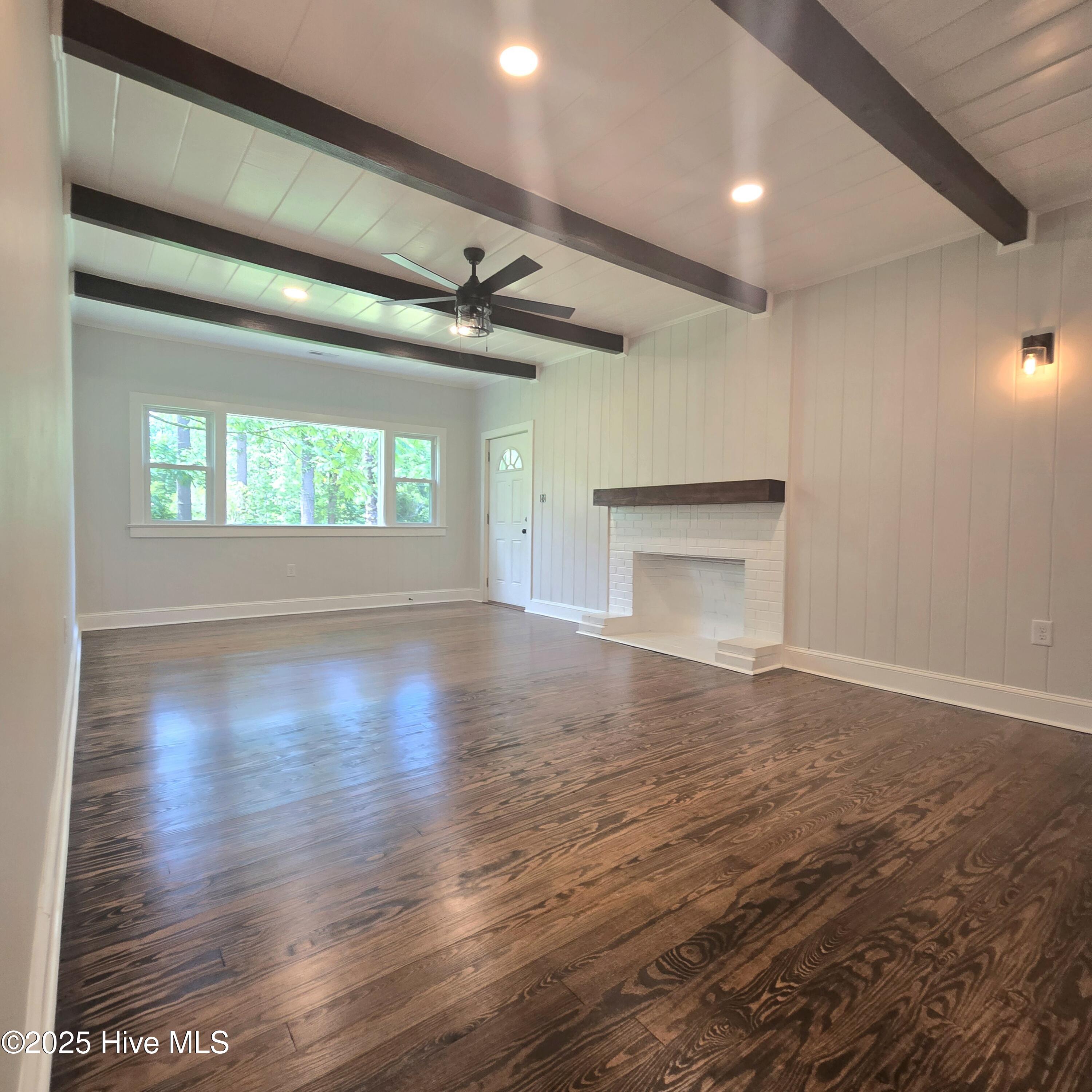 301 Fort Road New Bern, NC 28560 - Photo 7 of 14 living room 2