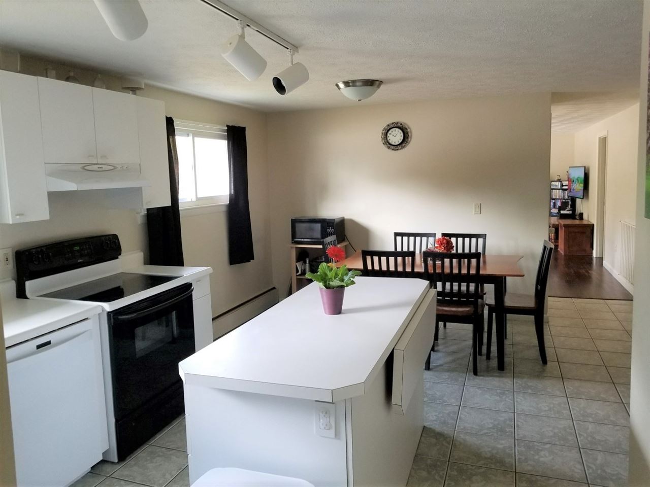 272 Lund Road Nashua, NH 03060 - Photo 3 of 17
