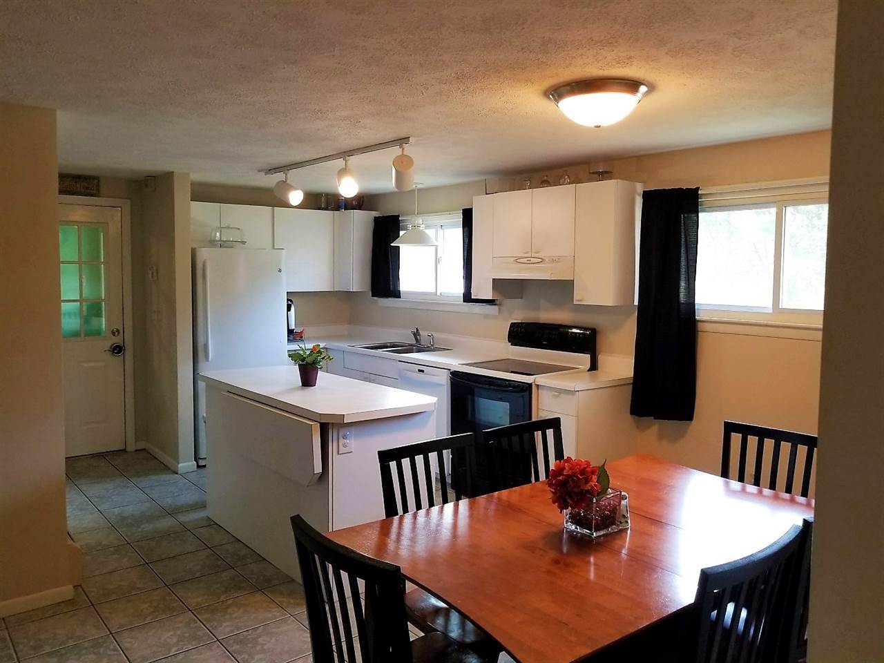272 Lund Road Nashua, NH 03060 - Photo 4 of 17