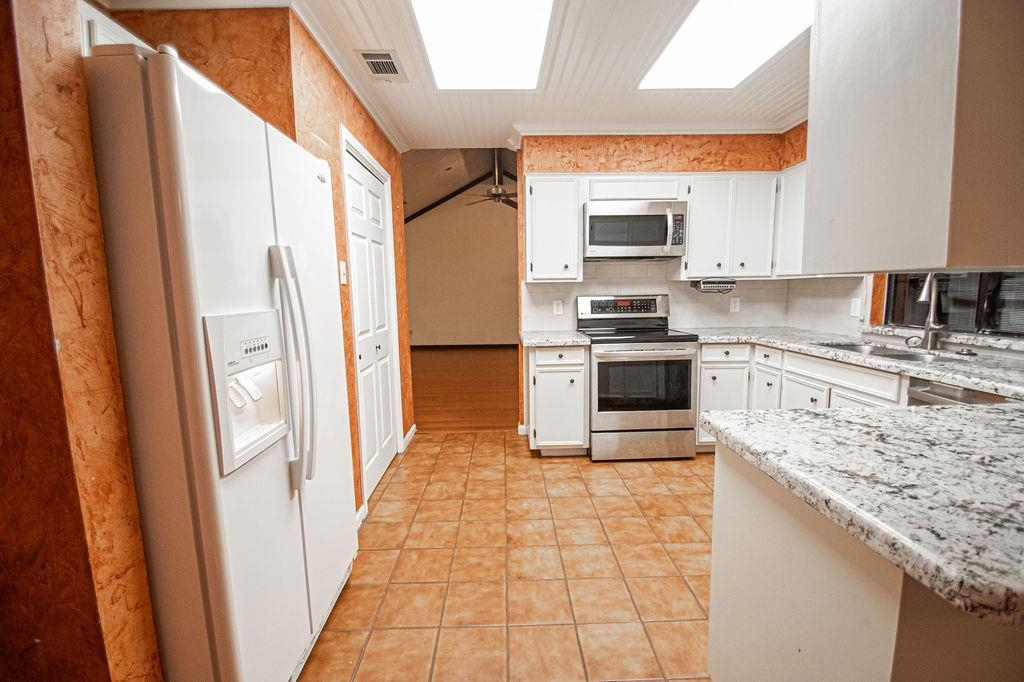 6235 Navajo Trail Beaumont, TX 77708 - Photo 10 of 32