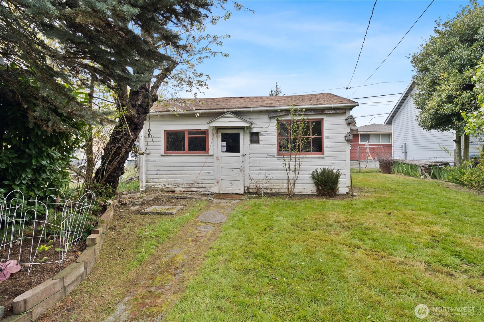 2431 Franklin Street Bellingham, WA 98225 - Photo 20 of 26 a front view of house with yard and trees around