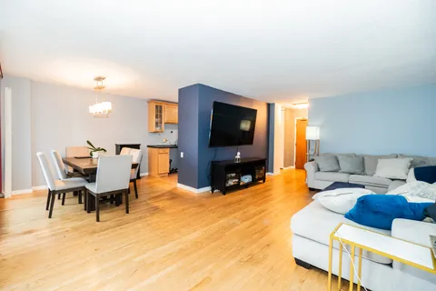 $275,000 | 4170 North Marine Drive, Unit 10D, Chicago, IL 60613