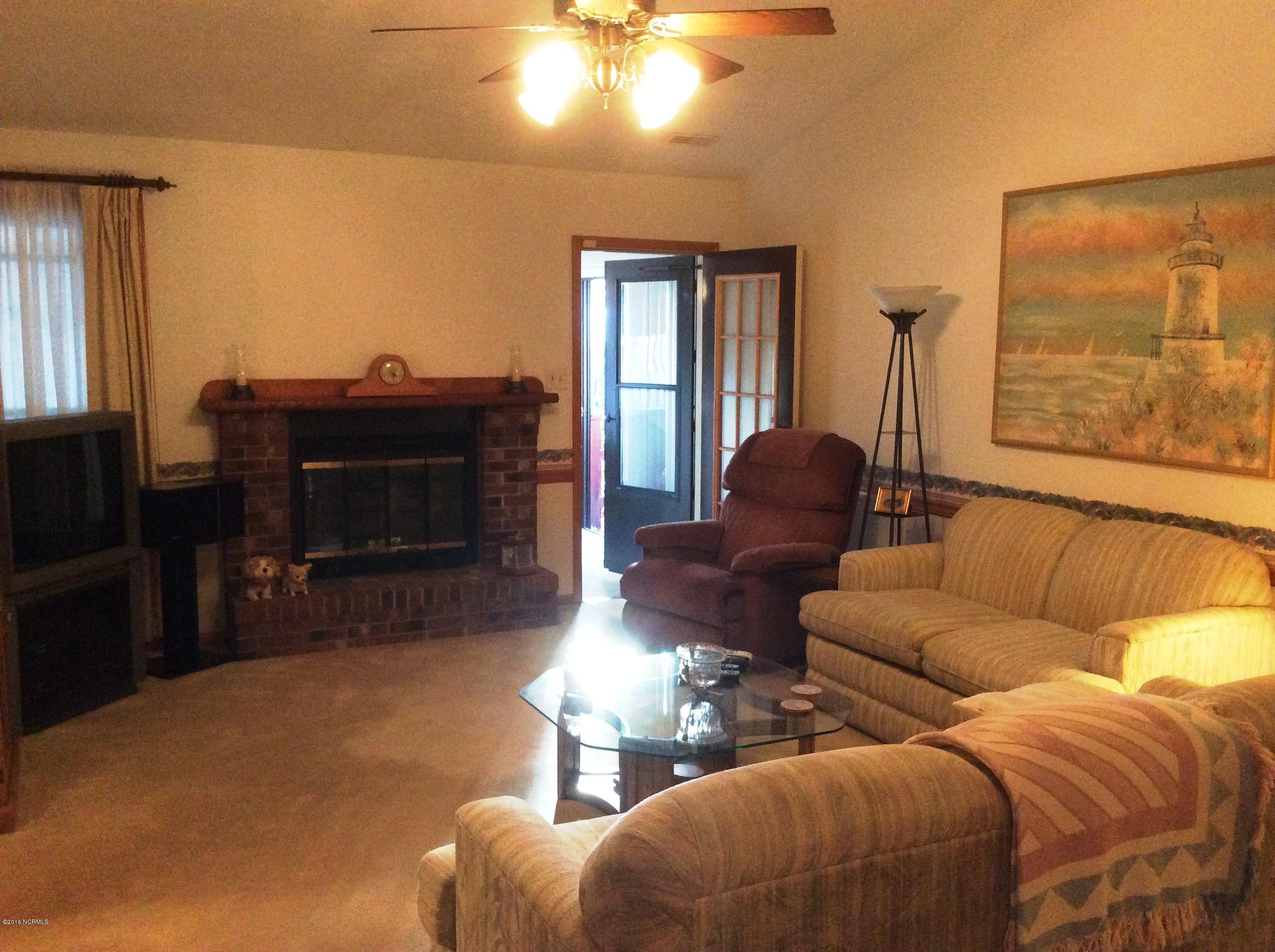 136 Manchester Road Havelock, NC 28532 - Photo 17 of 19 Living room with fireplace