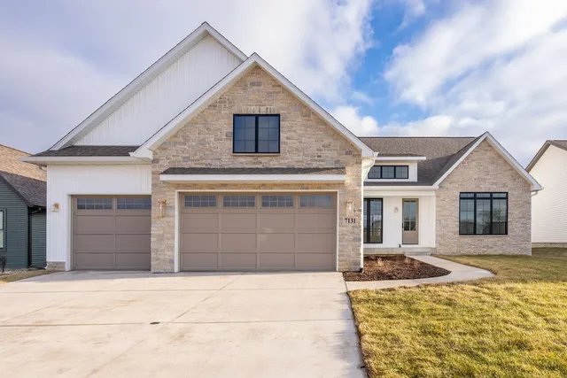 $789,900 | 7131 Alvie Lane, Bettendorf, IA 52722