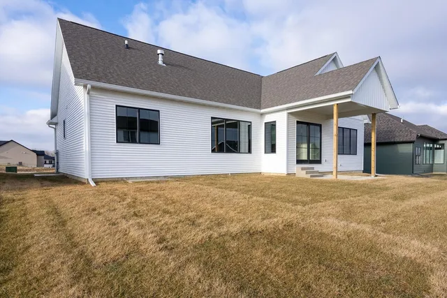 $789,900 | 7131 Alvie Lane, Bettendorf, IA 52722