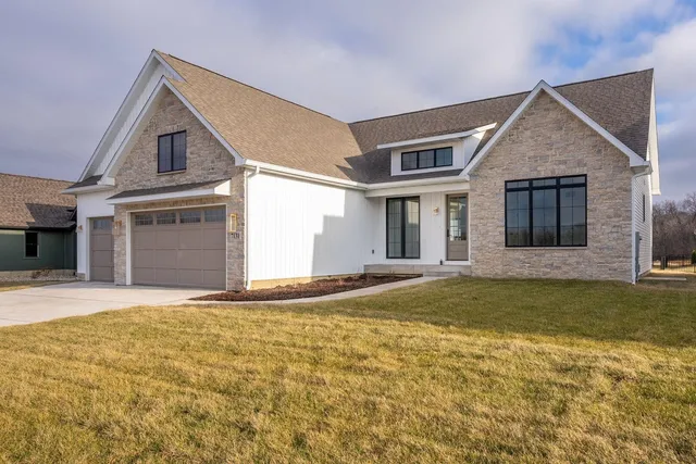 $789,900 | 7131 Alvie Lane, Bettendorf, IA 52722