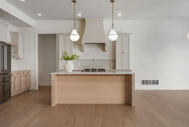 $789,900 | 7131 Alvie Lane, Bettendorf, IA 52722