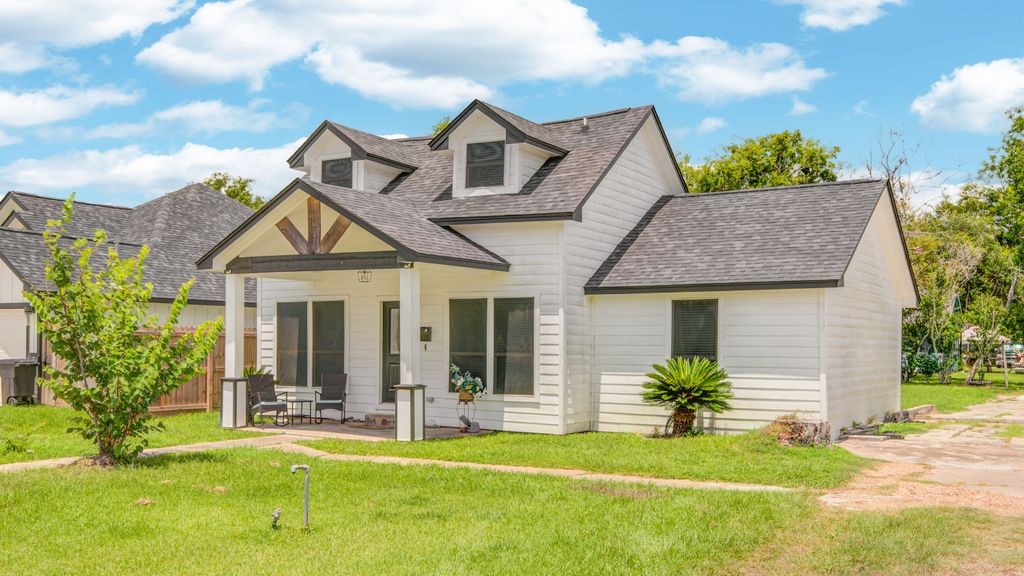 1256 2nd Street Clute, TX 77531 - Photo 4 of 43