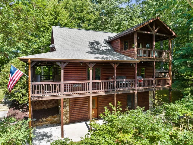 a view of walk in closet