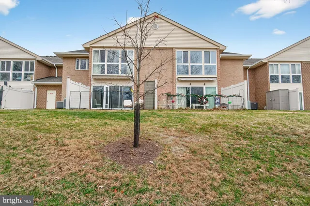 a view of yard with trees