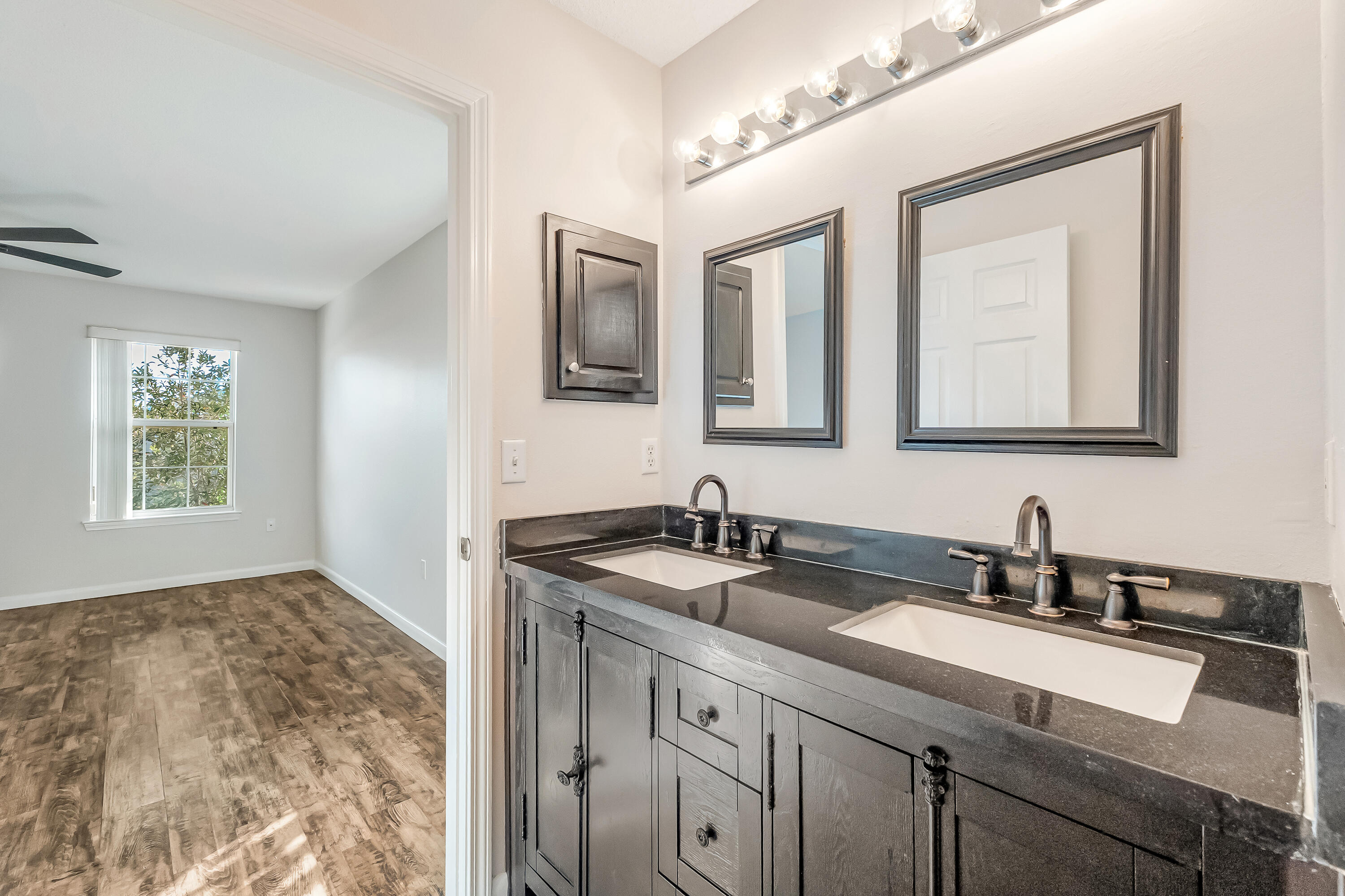 9773 Leeward Way Navarre, FL 32566 - Photo 26 of 43 Ensuite