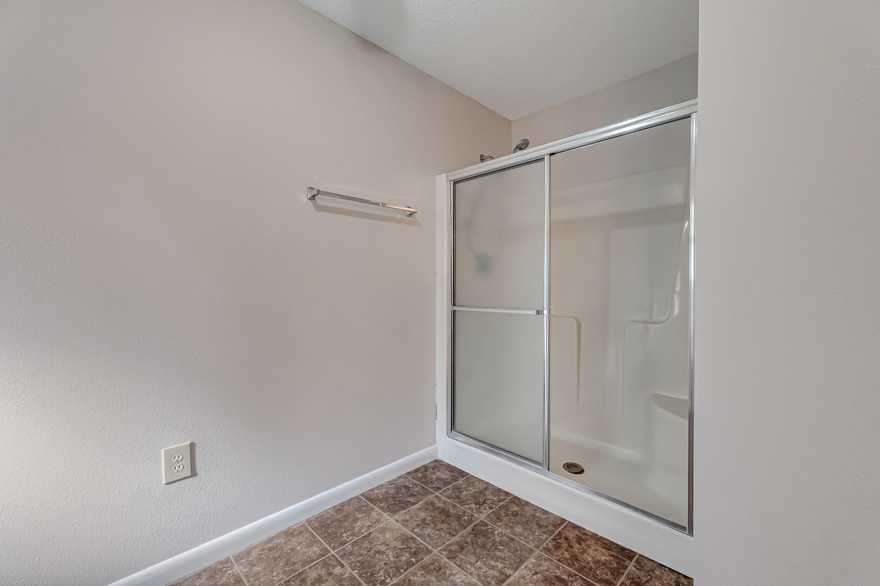 9773 Leeward Way Navarre, FL 32566 - Photo 27 of 43 Ensuite