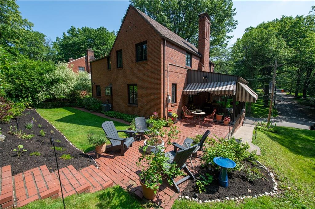 108 Cascade Road Pittsburgh, PA 15221 - Photo 39 of 42 a view of backyard with potted plants and a bench