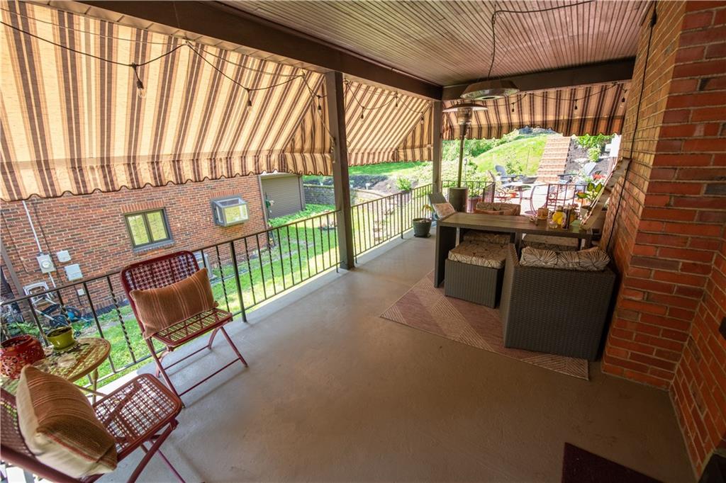 108 Cascade Road Pittsburgh, PA 15221 - Photo 41 of 42 a living room filled with furniture