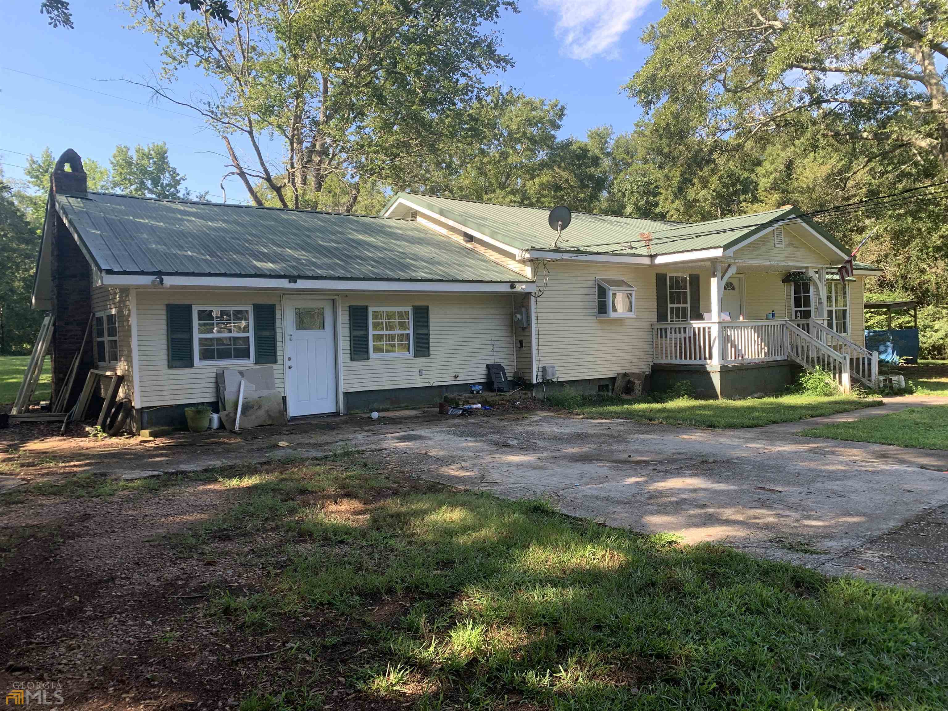 a view of a house with backyard