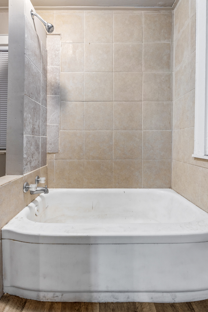 631 East 142nd Street Dolton, IL 60419 - Photo 11 of 29 a bathroom with a bathtub and shower