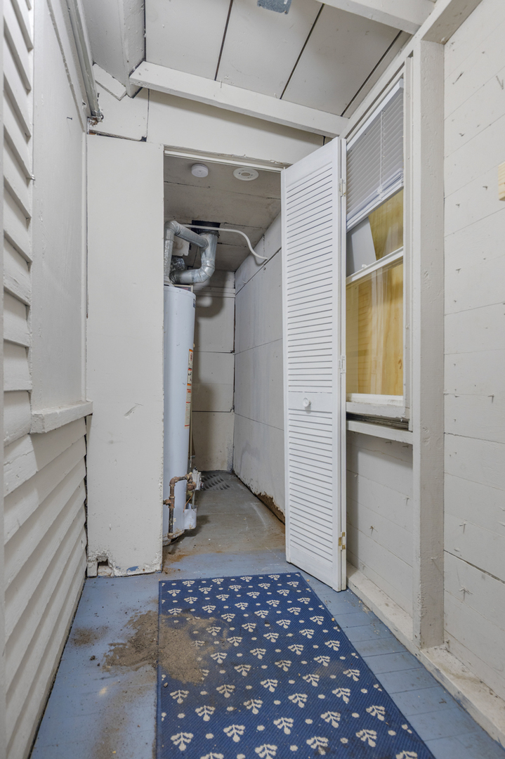 631 East 142nd Street Dolton, IL 60419 - Photo 12 of 29 a view of walk in closet