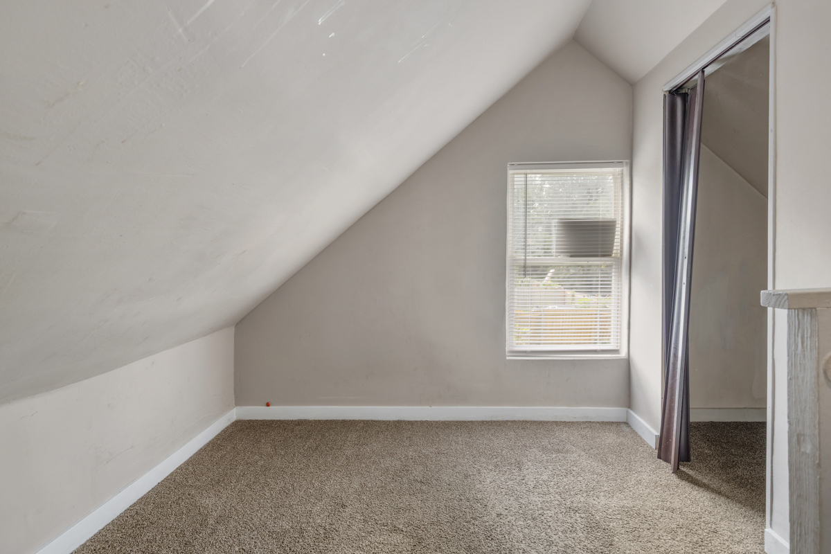 631 East 142nd Street Dolton, IL 60419 - Photo 15 of 29 an empty room with windows