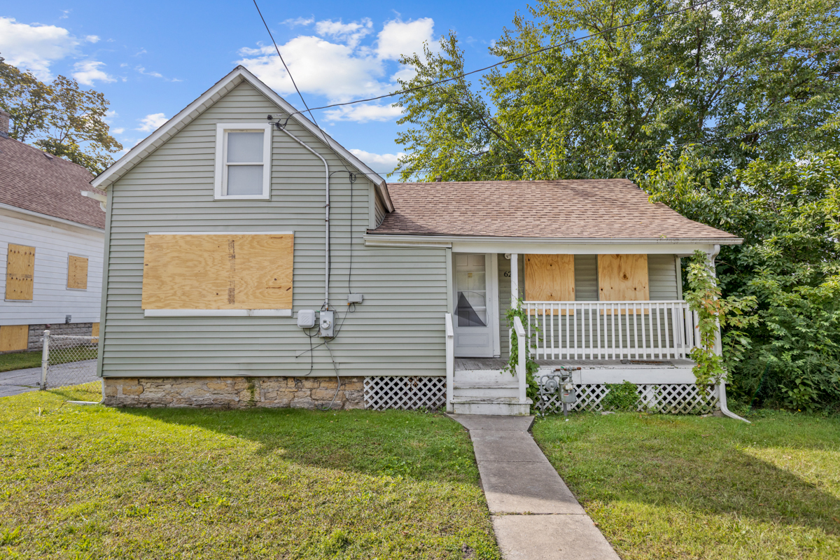 631 East 142nd Street Dolton, IL 60419 - Photo 2 of 29 a front view of a house with a garden