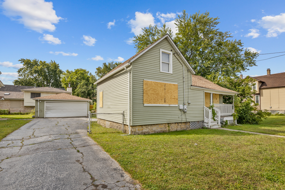 631 East 142nd Street Dolton, IL 60419 - Photo 3 of 29 a front view of house with yard and trees in the background