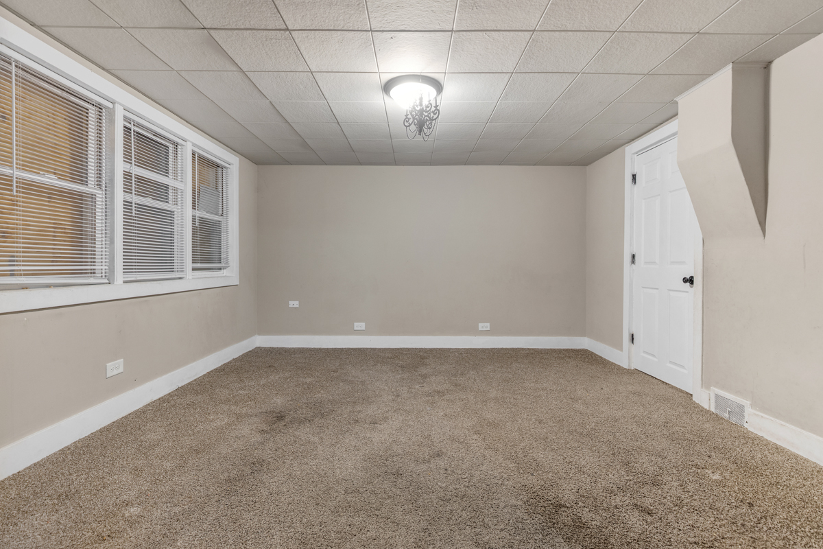 631 East 142nd Street Dolton, IL 60419 - Photo 7 of 29 a view of an empty room with a window