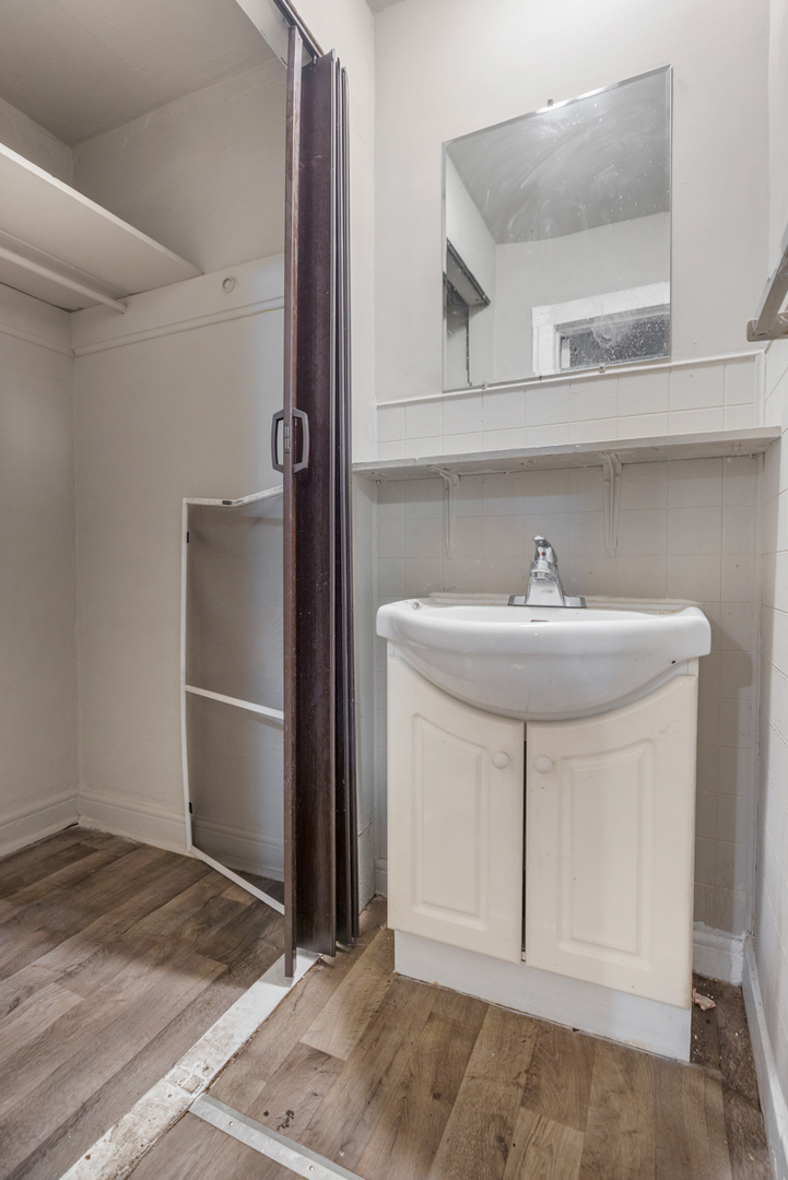 631 East 142nd Street Dolton, IL 60419 - Photo 10 of 29 a bathroom with a sink and a mirror
