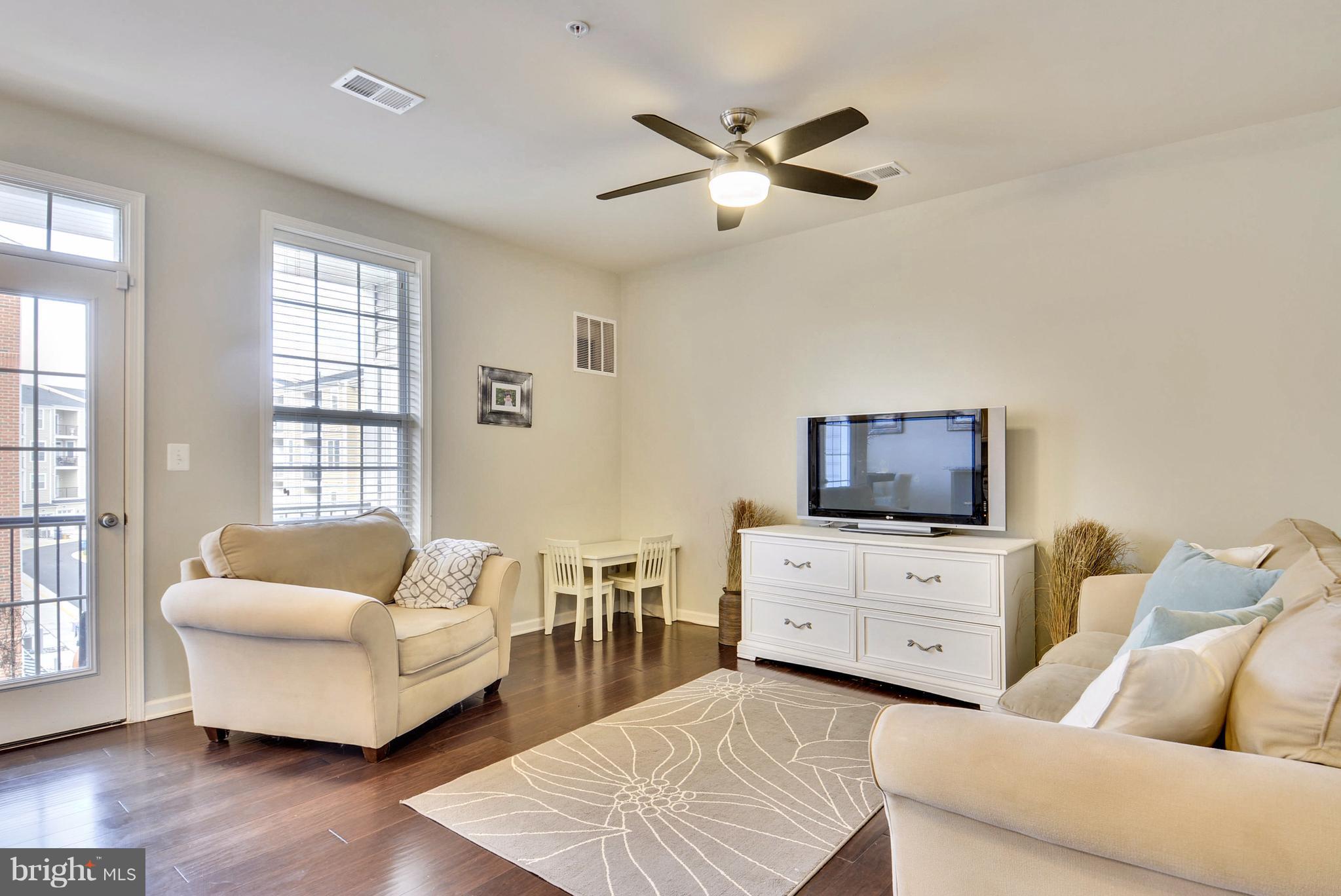 23487 Logans Ridge Terrace Ashburn, VA 20148 - Photo 5 of 27 Light-filled Family Room