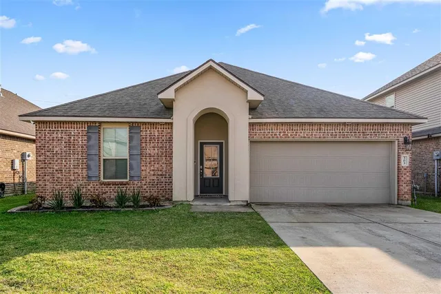 $219,000 | 303 Oak Hampton Drive, Sulphur, LA 70665