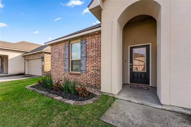 $219,000 | 303 Oak Hampton Drive, Sulphur, LA 70665