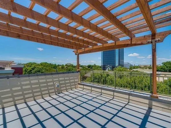 a view of a yard in front of house
