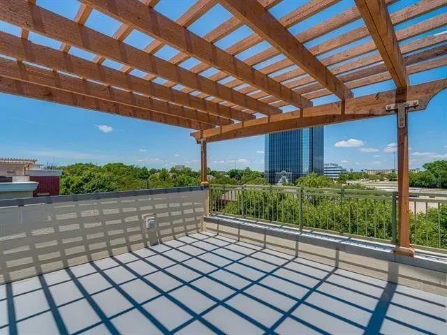 a view of a yard in front of house