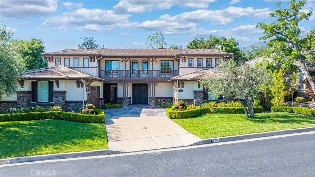 a view of an house with backyard and a garden