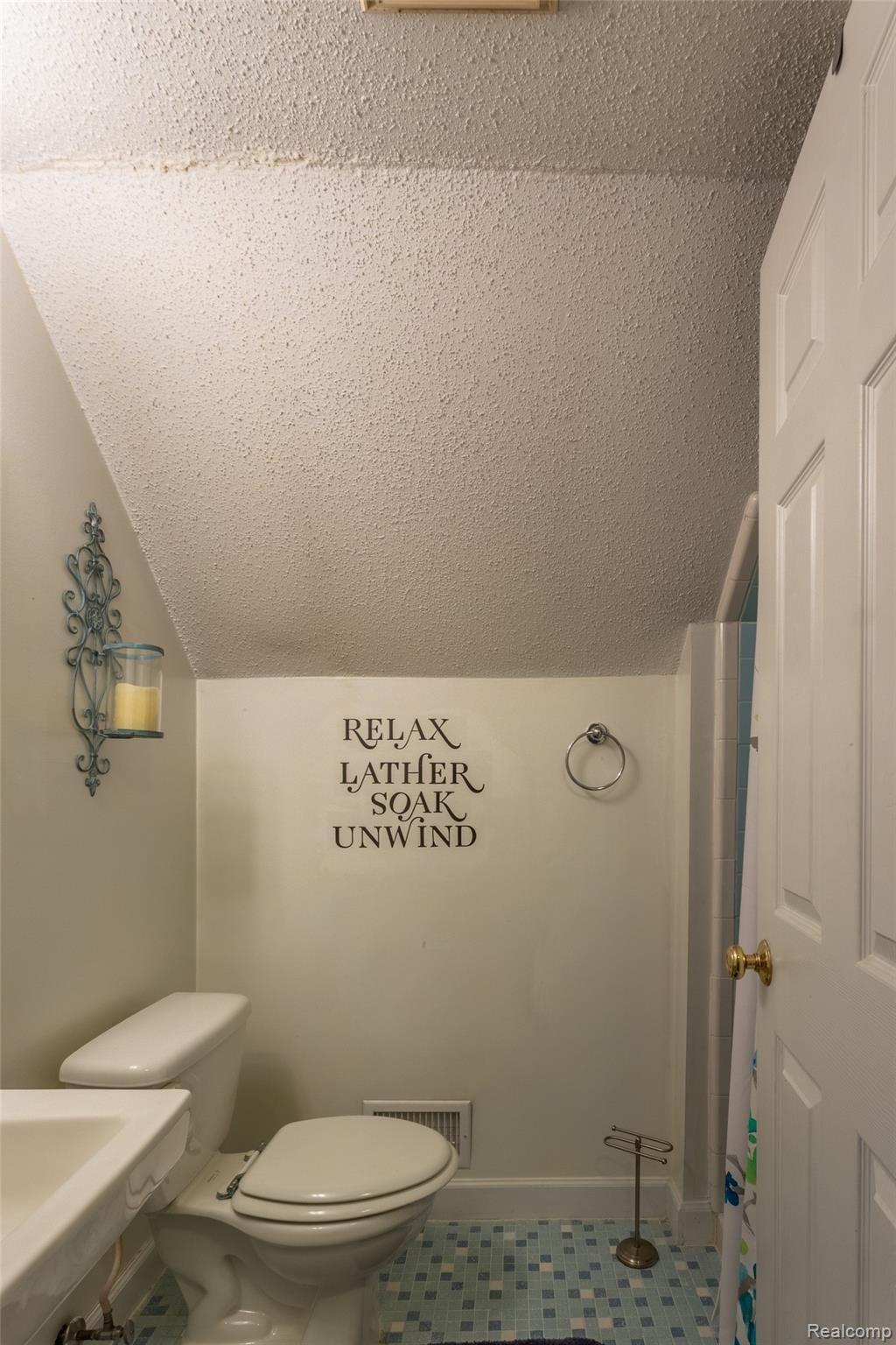 41845 Old Bridge Road Canton, MI 48188 - Photo 35 of 40 41845 Old Bridge-Upper-Full Bath-39.jpg