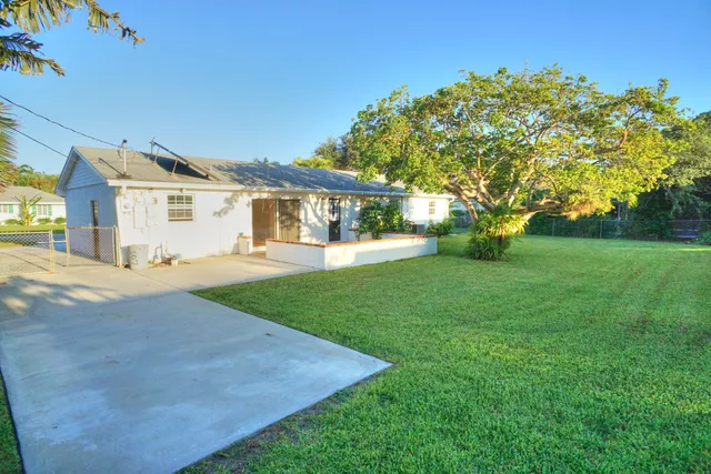 a view of house with a big yard