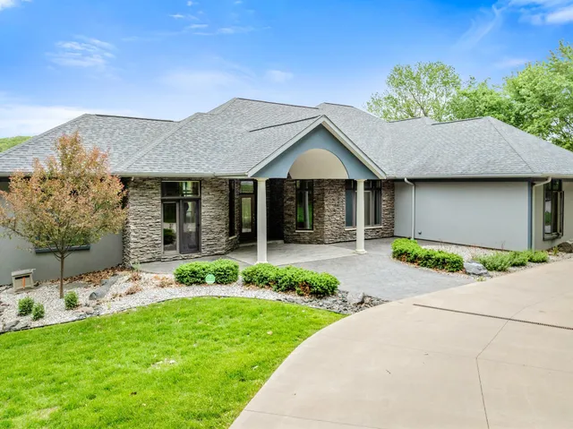 $1,444,000 | 446 Country Club Lane, Onalaska, WI 54650
