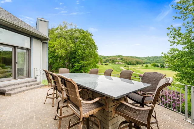 $1,444,000 | 446 Country Club Lane, Onalaska, WI 54650