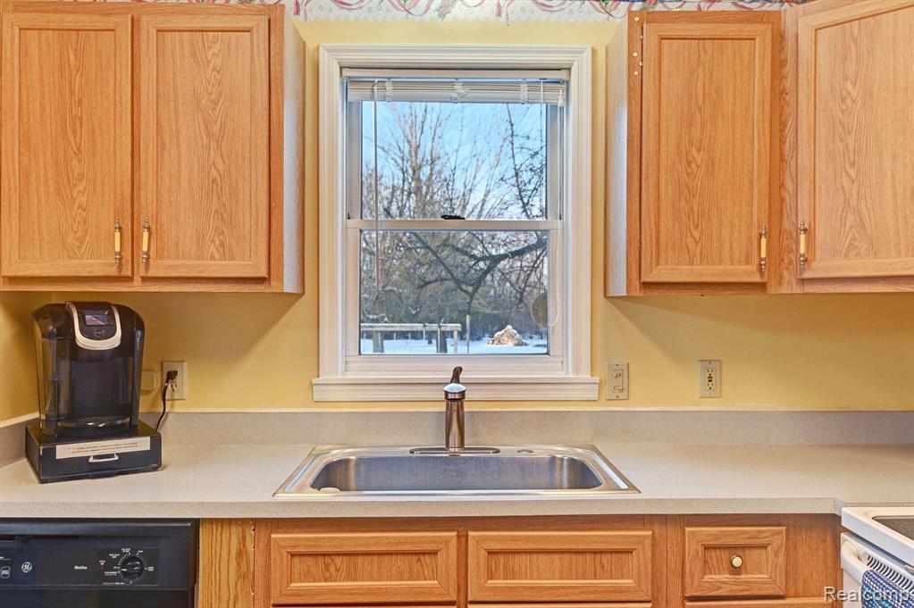 8216 Corunna Road Flint, MI 48532 - Photo 5 of 33