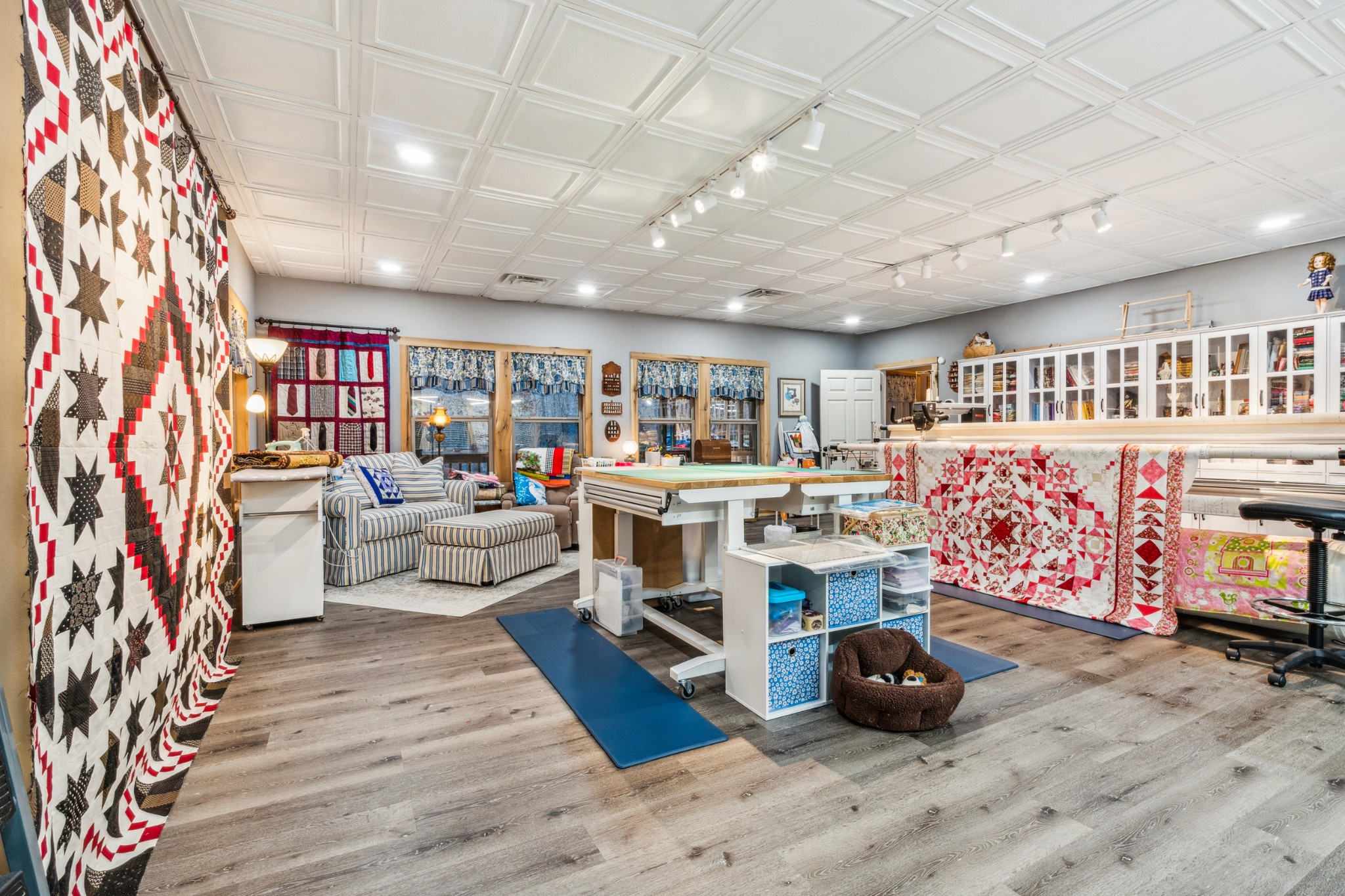 3560 Tyree Springs Road Hendersonville, TN 37075 - Photo 40 of 46 a living room with furniture and a flat screen tv