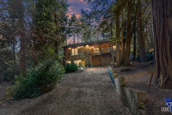 a view of a house with backyard and garden