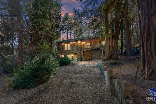 a view of a house with backyard and garden