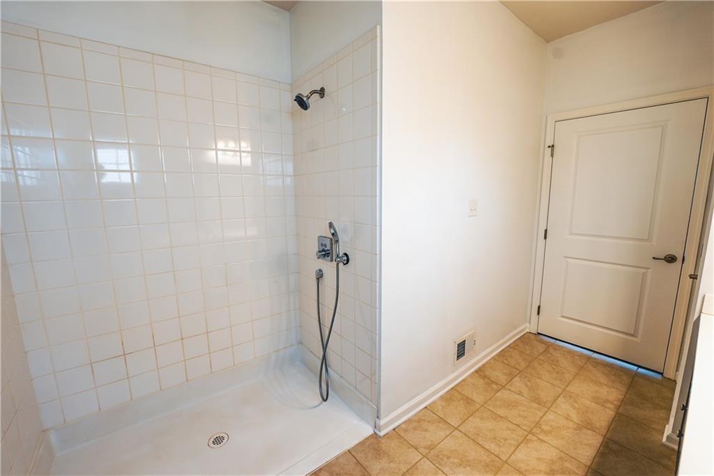 505 October Court Pittsburgh, PA 15239 - Photo 12 of 23 a bathroom with a bath tub