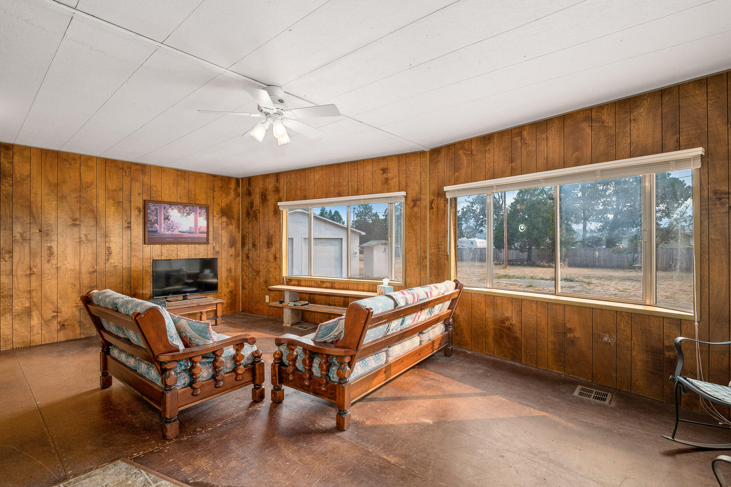 190 Martin Road Cave Junction, OR 97523 - Photo 6 of 43 Living Room